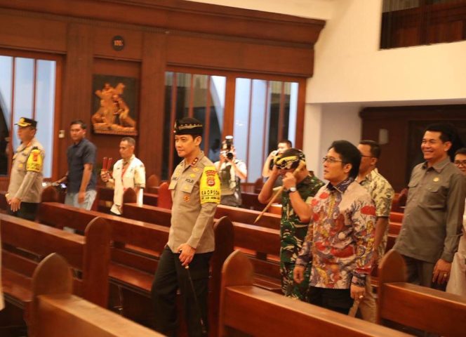 
					Kapolda Bali Bersama Forkopimda Cek Ibadah Pergantian Tahun di Gereja Fransiskus Xaverius Kuta