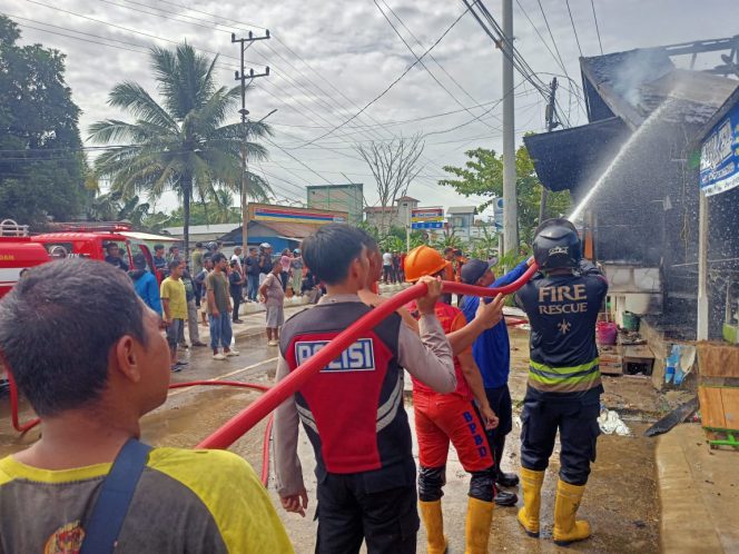 
					Sat Samapta Polres Murung Raya Sigap Bantu Padamkan Kebakaran Di Jl. A. Yani