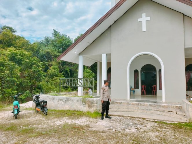 
					Giat Pam Ibadah minggu di gereja Tahasak Pujon di lakukan  personil Polsek Kapuas tengah.