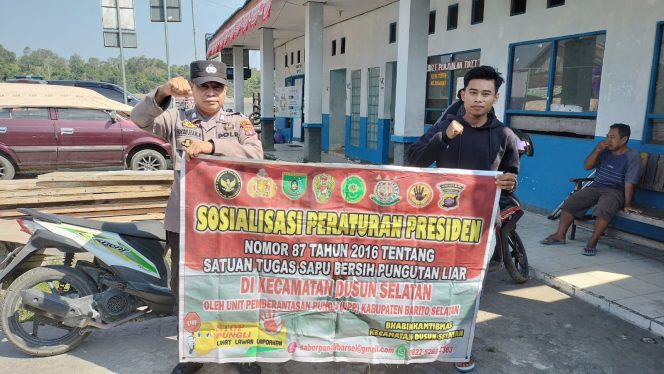 
					Personel Polsek Dusel Gencar Sosialisasikan Larangan Pungli Dengan Warga
