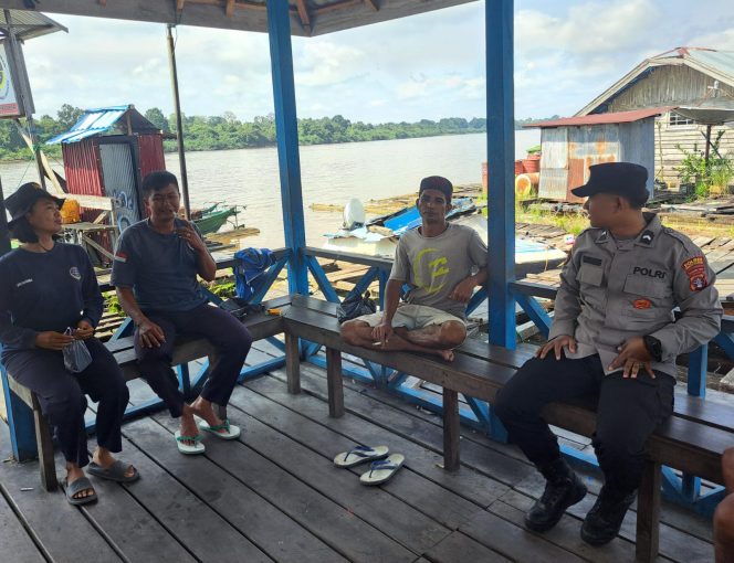 
					Personel Polsek Dusut Sosialisasikan Larangan Penambangan Tanpa Izin Dengan Warga