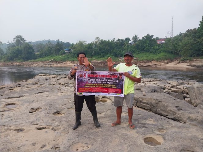 
					Polsek Sumber Barito Sosialisasi Larangan Karhutla Ke Warga Tumbang Kunyi