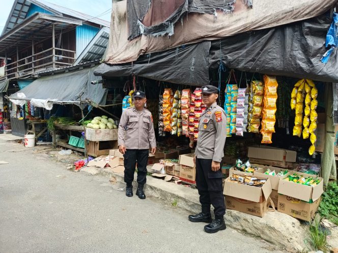 
					Giat Personil polsek lakuakan rutin Patroli ke pasar harian Pujon desa Pujon.