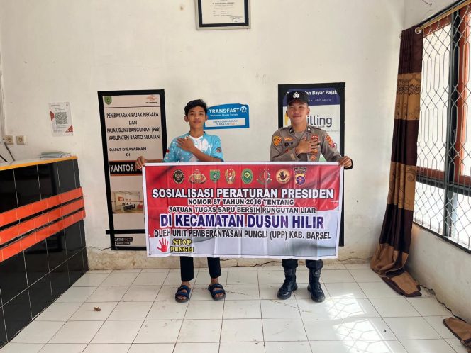 
					Cegah Pungli, Personel Polsek Dusun Hilir Gencarkan Sosialisasi Dengan Warga Warga