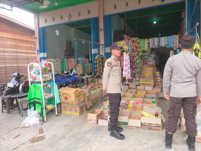 
					Giat Personil polsek lakuakan rutin Patroli ke pasar harian Pujon desa Pujon.