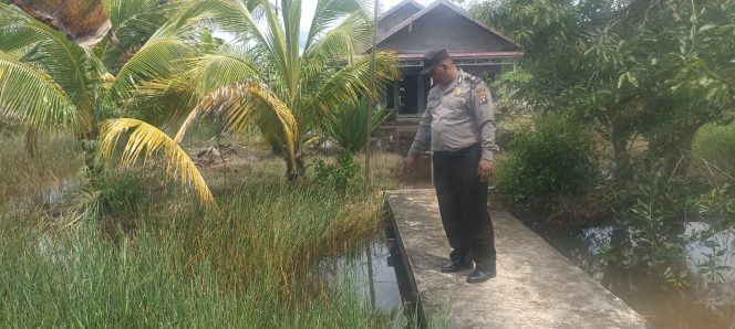 
					Pengecekan Sumber Air Dalam Penanggulangan Karhutla Oleh Personel Polsek Basarang