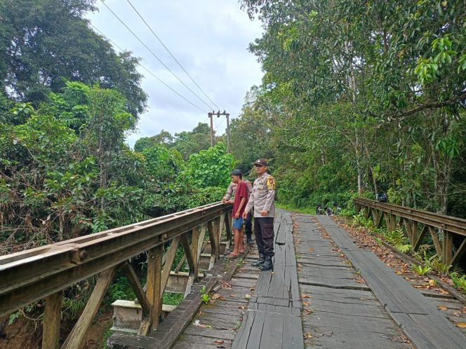 
					Siaga Hadapi Potensi Banjir, Polsek Pematang Karau Laksanakan Mitigasi Bencana di Wilayah Rawan