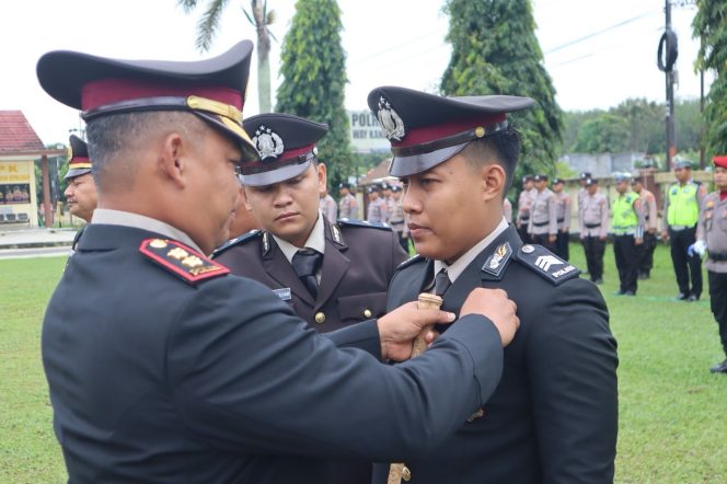 
					Upacara HKN Tahun 2026, Kapoles Way Kanan Berikan Penganugerahan Tanda Kehormatan Personel