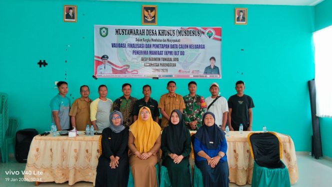 
					Babinsa Koramil 1015-07/Parenggean Pratu Ponidi Menghadiri Musdes Penetapan Keluarga Penerima Manfaat (KPM) dan BLT-DD