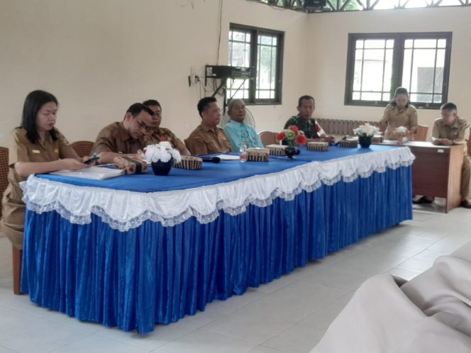 
					Babinsa Kodim 1016/Palangka Raya Pelda Ilham menghadiri (Musrenbang) Kelurahan Petuk Katimpun