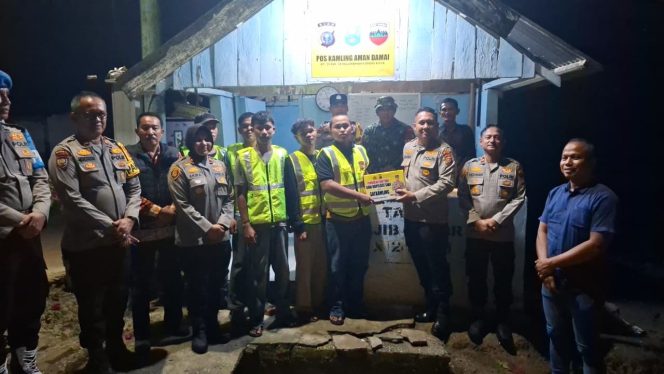 
					Kapolres Siak Cek Pos Satkamling Aman Damai Kandis Kota, Perkuat Sinergi Jaga Kamtibmas