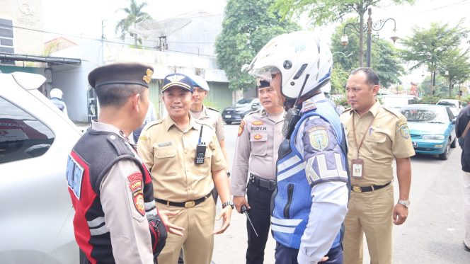 
					Polres Madiun Kota Tertibkan Tarif Parkir Liar Usai Viral Parkir Rp10 Ribu Saat Malam Tahun Baru