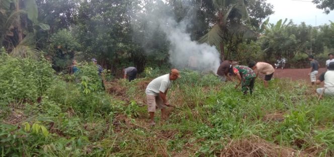 
					Babinsa Koramil 1015-07/Parenggean Bersama Warga Bersihkan Lingkungan Desa Jati Waringin