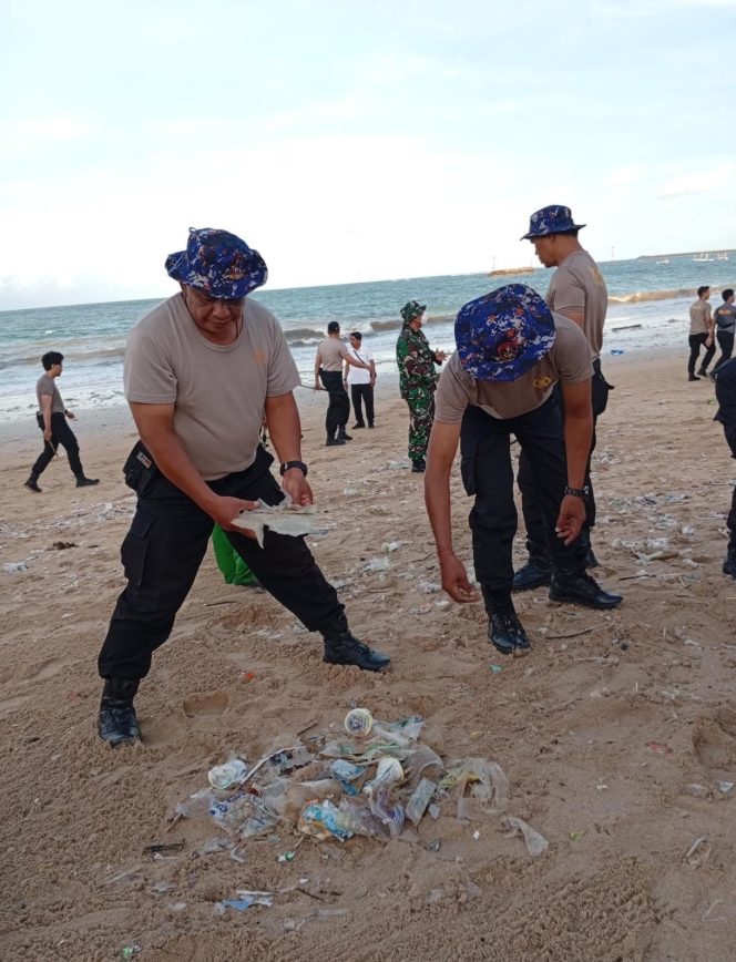
					Polda Bali Gelar Aksi Karya Bakti Pembersihan Pantai Kedonganan