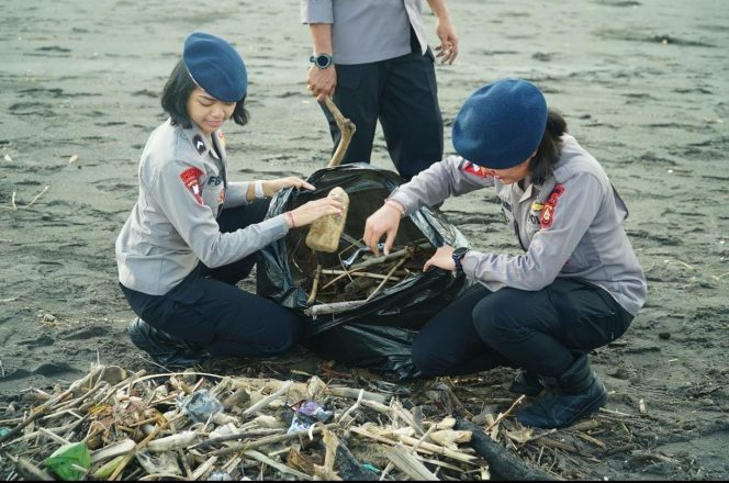 
					Bersih-Bersih Pantai Polda Bali & Jajaran Kerahkan Ratusan Personil