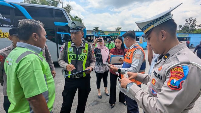
					Pastikan Keselamatan Penumpang, Polres Madiun Gelar Ramp Check Bus di Terminal Madiun
