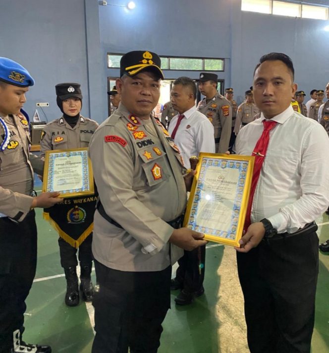 
					Dorong Motivasi Kinerja, Kapolres Way Kanan Beri 30 Penghargaan Personel Berprestasi dan Satu Polsek Dapat Bendera Hitam
