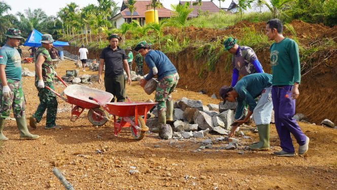 
					Satgas TMMD Reg ke-127 Kodim 1015/Sampit Bahu Membahu Angkut Batu Belah