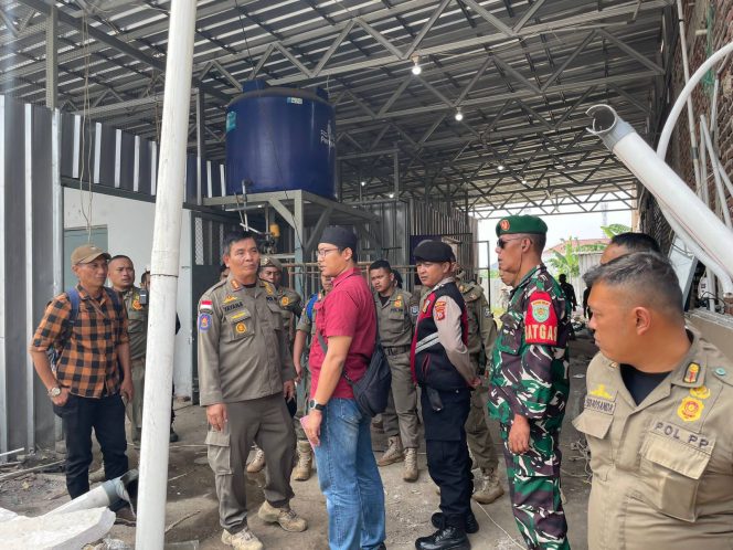 
					Satpol PP Kota Bandung Tertibkan Bangunan Ilegal di Jalan Pandanwangi Cijawura