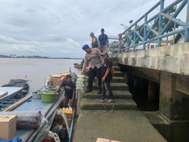 
					Personel Satpolairud Polres Kapuas Membantu Bongkar Muat Barang Penumpang dari Dermaga ke Kapal