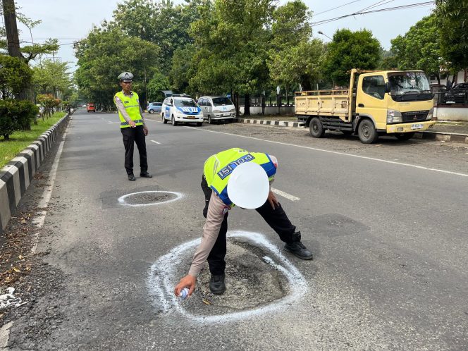 
					Gerak Cepat Polres Purbalingga: Jalur Mudik Disisir, Aspal Rusak Langsung Ditandai!