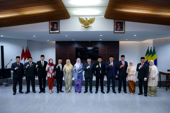 
					Haru dan Penuh Penghormatan, 61 ASN Pemkot Bandung Resmi Purna Tugas Setelah Puluhan Tahun Mengabdi