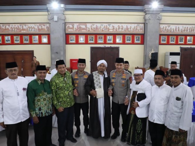 
					Polda Bali Gelar Buka Puasa Bersama fengan Kiai, Ulama Hingga Serikat Pekerja