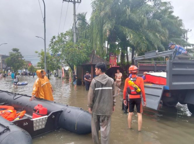 
					Sinergi Ditpolairud Polda Bali dan Basarnas Denpasar Evakuasi Korban Banjir di Kawasan Kuta