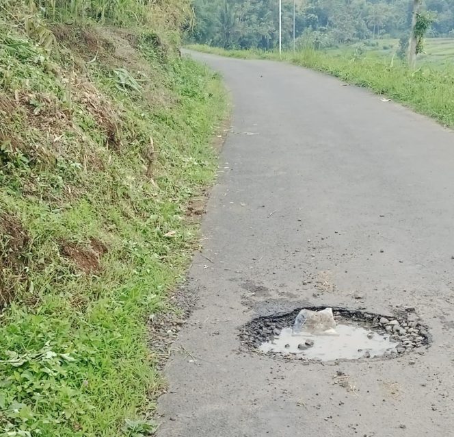 
					Hanya Setahun, Jalan Hotmix Cieurih – Cipicung Maja Majalengka Rusak! Ratusan Juta APBD Terbuang Percuma