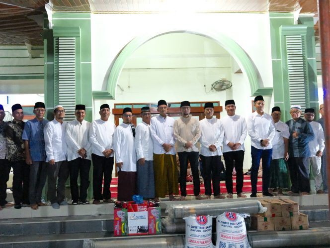 
					Fery SahPutra Simatupang Bupati Labusel Hadiri Safari Ramadhan di Masjid Nurul Iman PT. Asam Jawa