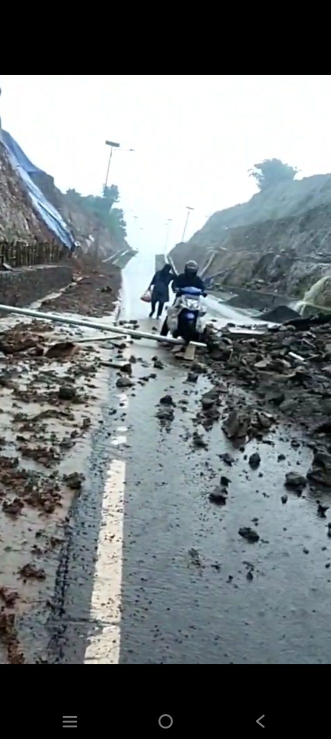 
					Tragedi Dusun Bakom Sumedang, Hujan Datang, Tebing Runtuh: Masihkah Ini Disebut Aman?