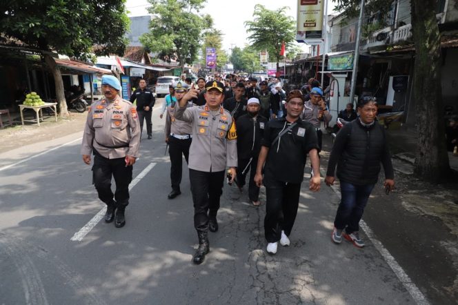 
					Jaga Kondusifitas Wilayah, Kapolres Magetan Pimpin Langsung Pengamanan Massa di Madigondo Perbatasan Magetan–Madiun