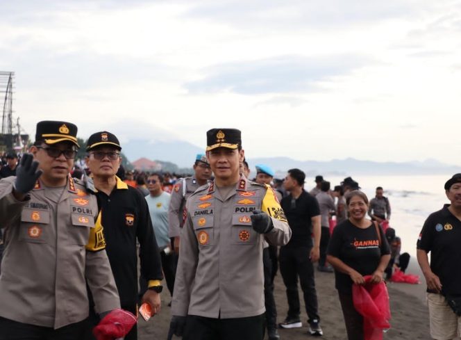 
					Jaga Keseimbangan Ekosistem Pantai dan Laut, Kapolda Bali Ikut Dalam Aksi Bersih-Bersih Pantai Padang Galak