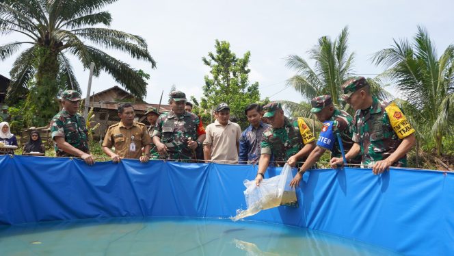 
					Ketua Tim Wasev Tebar Benih Ikan Nila Milik Karang Taruna Desa Tri Buana 