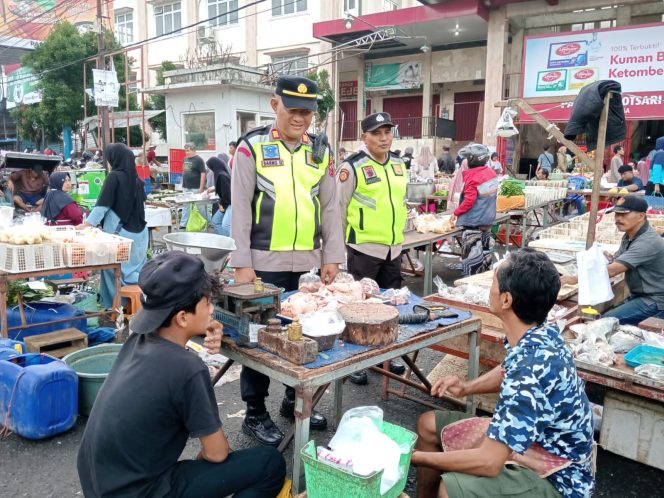
					Kapolsek Bobotsari Cek Harga dan Ketersediaan Bapokting di Pasar
