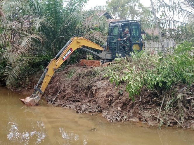 
					Normalisasi Sungai, Satgas TMMD Kerahkan Alat Berat