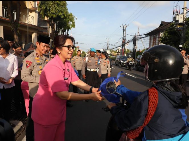 
					Kapolda Bali Berbagi Takjil di Bulan Suci Ramadhan