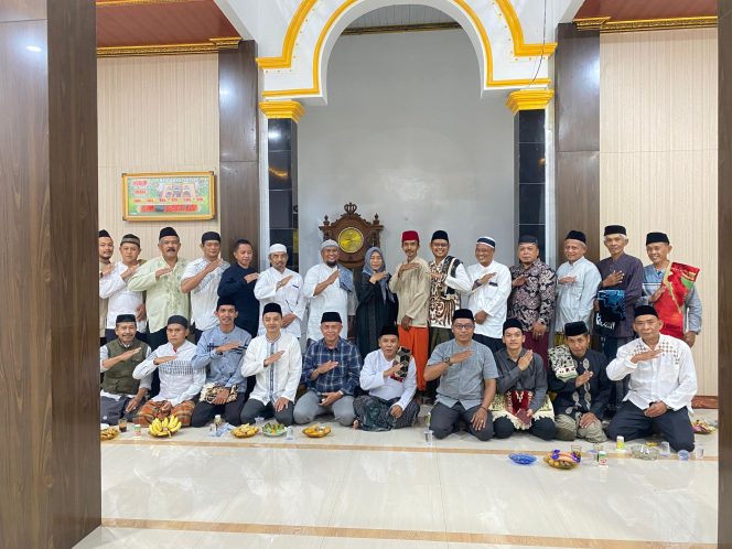 
					Pererat Silaturahmi Ramadan, Camat Garawangi Buka Puasa dan Tarawih Bersama Warga Desa Gewok