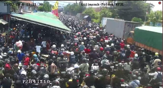 
					Antrean Panjang di Gilimanuk, Polda Bali Hadir Mengurai Kepadatan dan Menjaga Kesabaran Pemudik