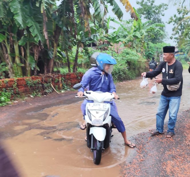 
					DPD IWOI Majalengka Berbagi Takjil di Jalan yang Rusak Parah, Prioritas Perbaikan Jalan Pemkab Jadi Sorotan