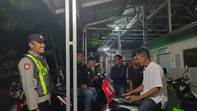 
					Cegah Gangguan Kamtibmas Malam Hari, Anggota Polsek Kapuas Timur Melaksanakan Patroli Dialogis kepada Warga Masyarakat