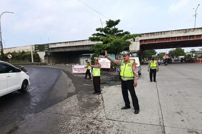 
					Polda Jateng Himbau Pengusaha Angkutan dan Pengemudi Truk Patuhi SKB Pembatasan Sumbu Tiga Hingga 29 Maret 2026