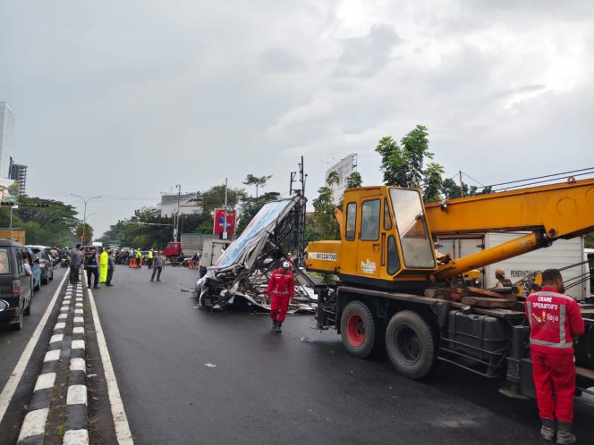 
					Gercep! Damkarmatan Tangani Reklame Roboh dan Pohon Tumbang