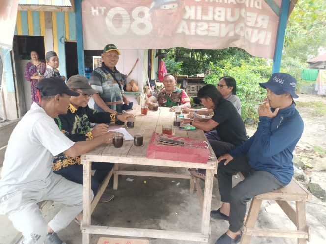 
					Jalin Silaturahmi Usai Lebaran, Babinsa Komsos Bersama Warga