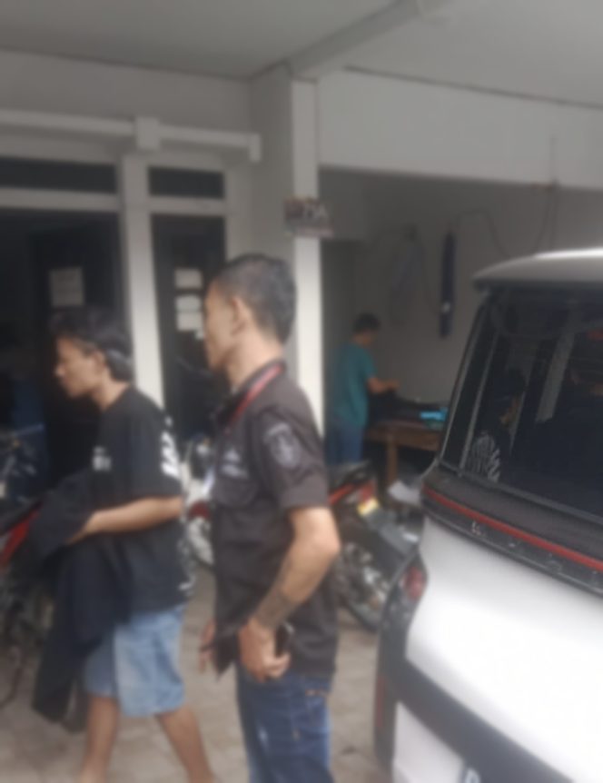 
					Dugaan Praktik Pemalsuan Oleh Konveksi Nakal di Kiaracondong Semakin Menguat, Pemilik Enggan Menjawab Pertanyaan Awak Media!
