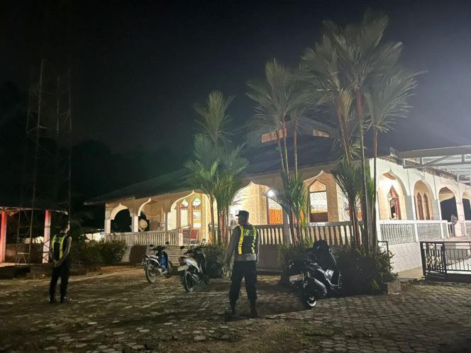 
					Polsek Awang Laksanakan Pengamanan Sholat Tarawih di Masjid Darul Khairat