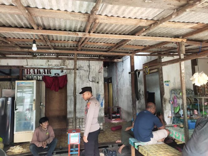 
					Personel Polsek Jelai Sambangi Pedagang, Sampaikan Imbauan Kamtibmas