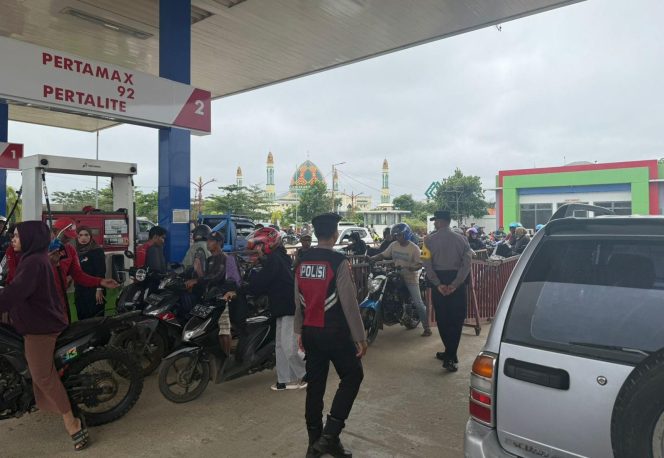 
					Cegah Antrian Panjang Sampai Bahu Jalan, Polres Murung Raya Patroli Di SPBU