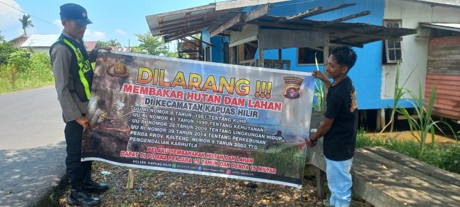 
					Cegah Terjadinya Kebakaran Hutan Dan Lahan Polsek Kapuas Hilir Rutin Sosialisasi Himbauan Larangan Karhutla Kepada Masyarakat 