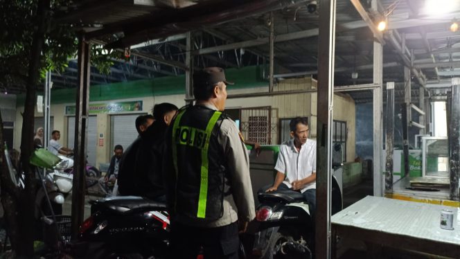 
					Cegah Gangguan Kamtibmas Malam Hari, Anggota Polsek Kapuas Timur Melaksanakan Patroli Dialogis kepada Warga Masyarakat